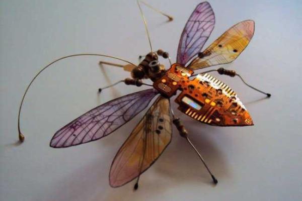 Художница создает насекомых из электронных гаджетов