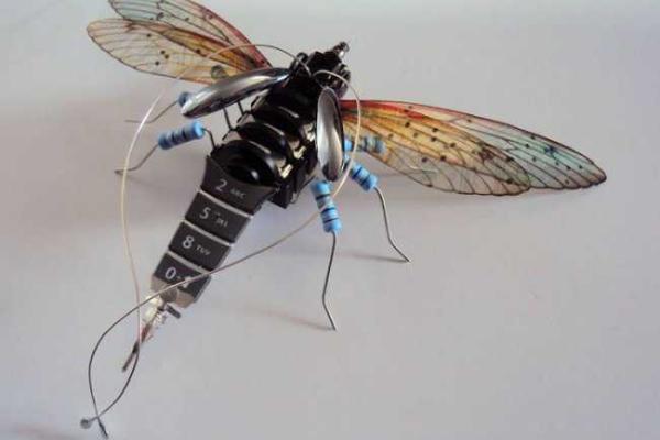 Художница создает насекомых из электронных гаджетов