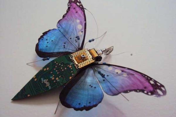 Художница создает насекомых из электронных гаджетов