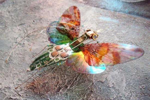 Художница создает насекомых из электронных гаджетов