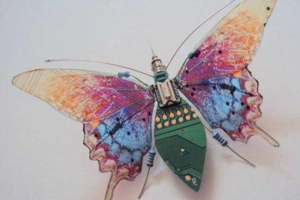 Художница создает насекомых из электронных гаджетов