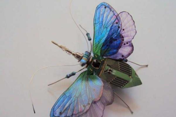 Художница создает насекомых из электронных гаджетов