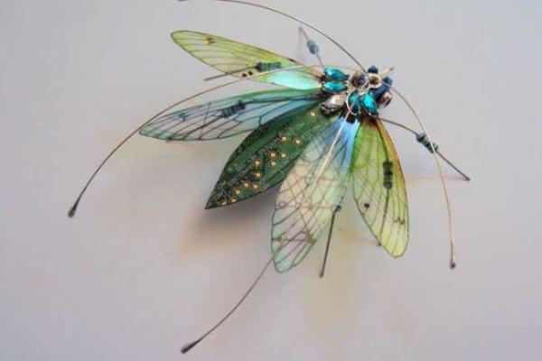 Художница создает насекомых из электронных гаджетов