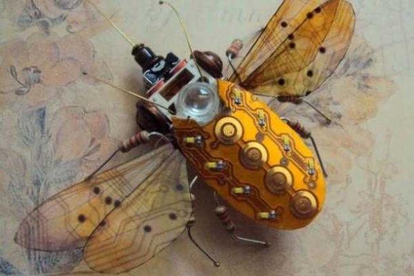 Художница создает насекомых из электронных гаджетов