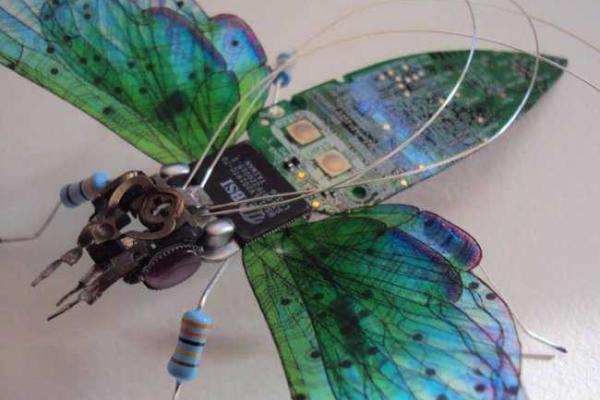 Художница создает насекомых из электронных гаджетов
