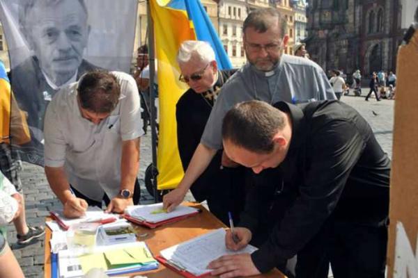 Чучело Путина "красуется" на символическом майдане в центре Праги