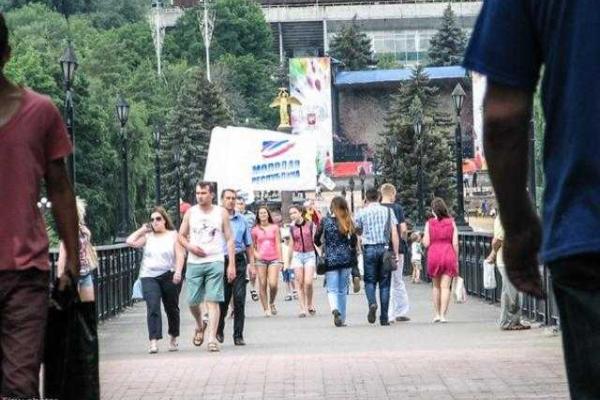 Жителям Донецка не до праздников: День молодежи получился далеко не массовым Жителям Донецка не до праздников: День молодежи получился далеко не массовым