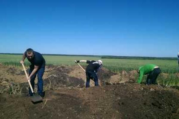 Чиновники Мариуполя вложили свою лепту в возведение фортификационных сооружений вокруг города