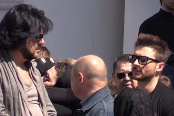 Близкие, друзья и поклонники провожают Жанну Фриске в последний путь Близкие, друзья и поклонники провожают Жанну Фриске в последний путь