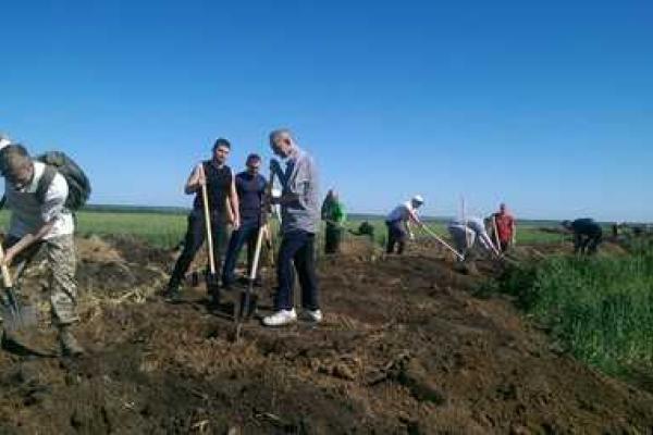 Чиновники Мариуполя вложили свою лепту в возведение фортификационных сооружений вокруг города