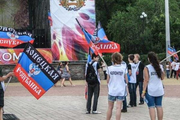 Жителям Донецка не до праздников: День молодежи получился далеко не массовым Жителям Донецка не до праздников: День молодежи получился далеко не массовым