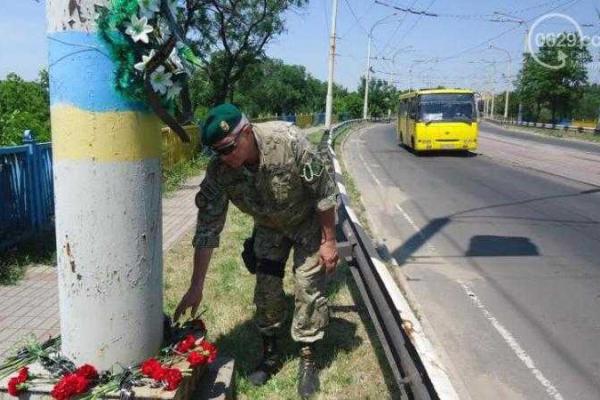 В Мариуполе почтили память пограничников, погибших в городе ровно год назад В Мариуполе почтили память пограничников, погибших в городе ровно год назад