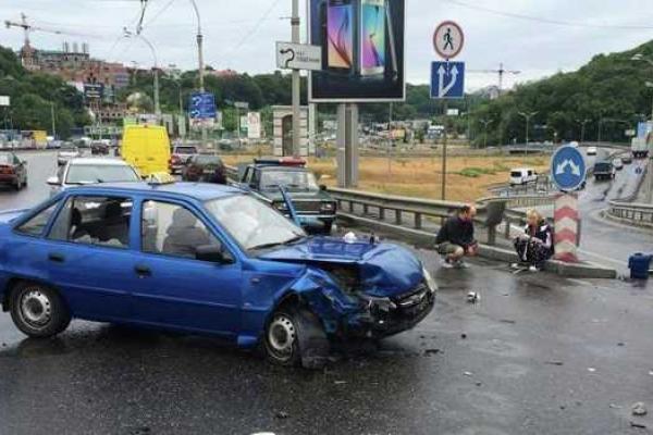 Масштабное ДТП в Киеве: разбилось 5 авто, пострадали 4 человека Масштабное ДТП в Киеве: разбилось 5 авто, пострадали 4 человека