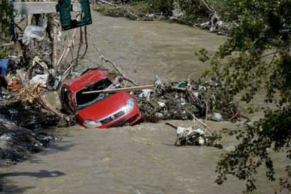 Шокирующая фотоподборка: трагические последствия наводнения в Тбилиси