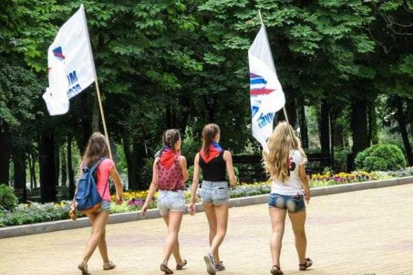 Жителям Донецка не до праздников: День молодежи получился далеко не массовым Жителям Донецка не до праздников: День молодежи получился далеко не массовым