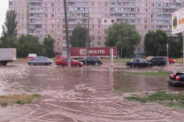 Мощный ливень заставил жителей Харькова вспомнить навыки плавания