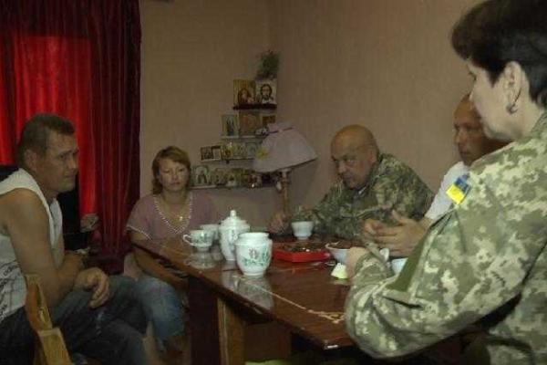 Многодетной семье с Луганщины вручили ключи от собственного жилья взамен разрушенного дома