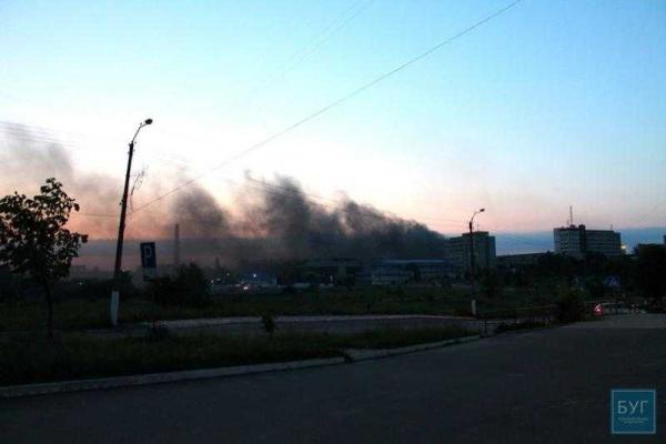 Густой дым окутал окраину Нововолынска, горел литейный завод Густой дым окутал окраину Нововолынска, горел литейный завод