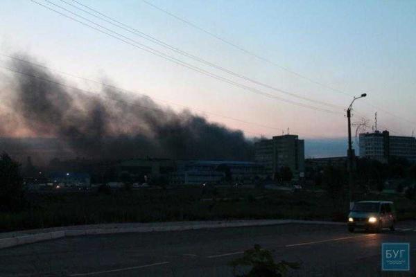 Густой дым окутал окраину Нововолынска, горел литейный завод Густой дым окутал окраину Нововолынска, горел литейный завод