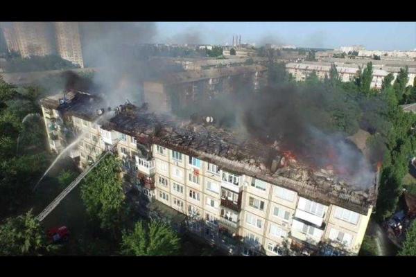 Укрощение огня: видео тушения пожара на крыше киевского жилого дома Укрощение огня: видео тушения пожара на крыше киевского жилого дома