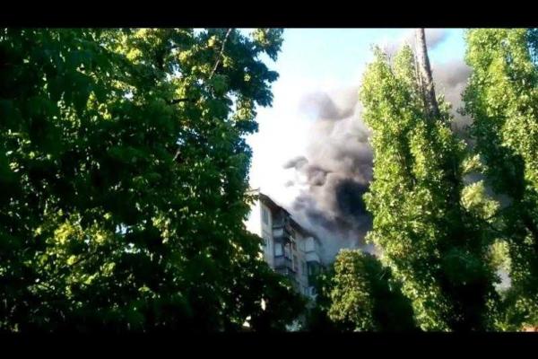 Укрощение огня: видео тушения пожара на крыше киевского жилого дома Укрощение огня: видео тушения пожара на крыше киевского жилого дома