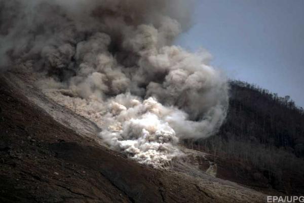 Уровень активности вулкана Синабунг возростает, люди эвакуируются из опасного района Уровень активности вулкана Синабунг возростает, люди эвакуируются из опасного района