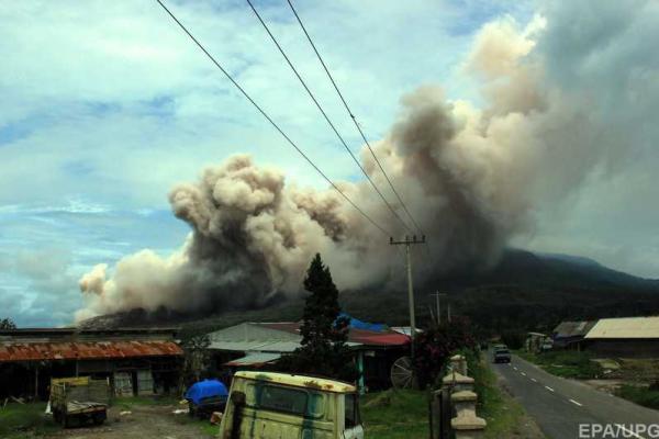 Уровень активности вулкана Синабунг возростает, люди эвакуируются из опасного района Уровень активности вулкана Синабунг возростает, люди эвакуируются из опасного района