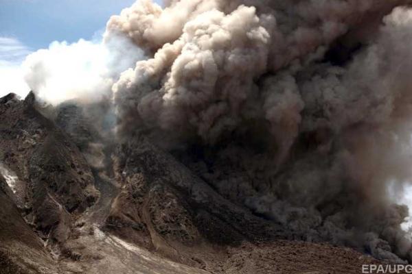 Уровень активности вулкана Синабунг возростает, люди эвакуируются из опасного района Уровень активности вулкана Синабунг возростает, люди эвакуируются из опасного района