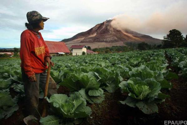 Уровень активности вулкана Синабунг возростает, люди эвакуируются из опасного района Уровень активности вулкана Синабунг возростает, люди эвакуируются из опасного района