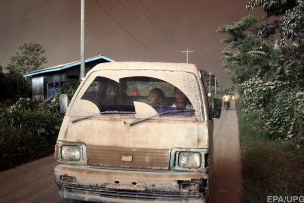 Уровень активности вулкана Синабунг возростает, люди эвакуируются из опасного района Уровень активности вулкана Синабунг возростает, люди эвакуируются из опасного района