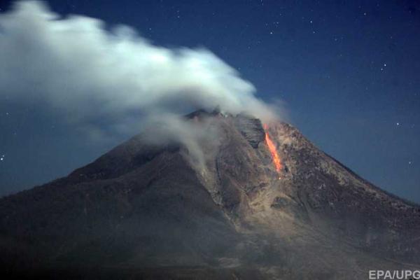 Уровень активности вулкана Синабунг возростает, люди эвакуируются из опасного района Уровень активности вулкана Синабунг возростает, люди эвакуируются из опасного района