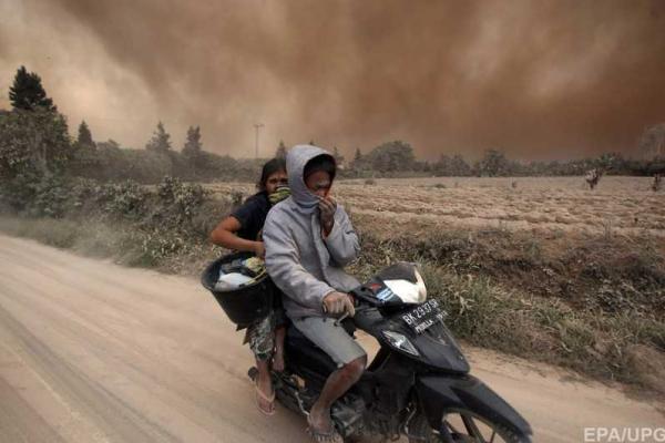 Уровень активности вулкана Синабунг возростает, люди эвакуируются из опасного района Уровень активности вулкана Синабунг возростает, люди эвакуируются из опасного района