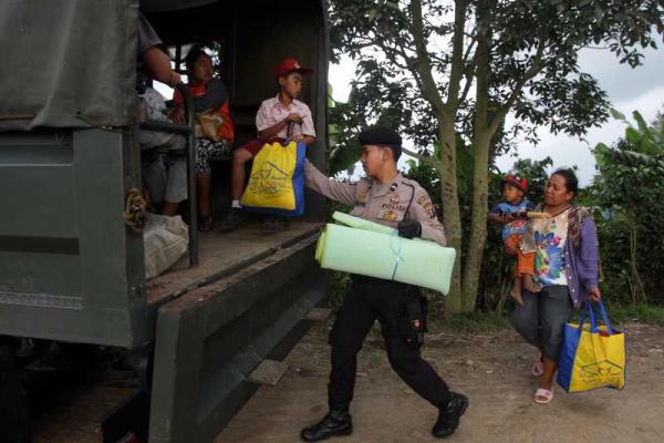 Уровень активности вулкана Синабунг возростает, люди эвакуируются из опасного района Уровень активности вулкана Синабунг возростает, люди эвакуируются из опасного района