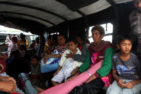 Уровень активности вулкана Синабунг возростает, люди эвакуируются из опасного района Уровень активности вулкана Синабунг возростает, люди эвакуируются из опасного района