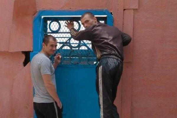 Жизнь за решеткой: Как живут зэки в зоне АТО Жизнь за решеткой: Как живут зэки в зоне АТО