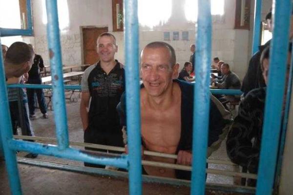 Жизнь за решеткой: Как живут зэки в зоне АТО Жизнь за решеткой: Как живут зэки в зоне АТО