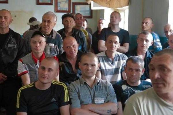 Жизнь за решеткой: Как живут зэки в зоне АТО Жизнь за решеткой: Как живут зэки в зоне АТО
