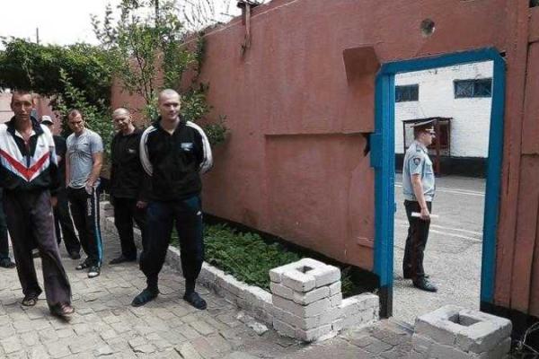 Жизнь за решеткой: Как живут зэки в зоне АТО Жизнь за решеткой: Как живут зэки в зоне АТО