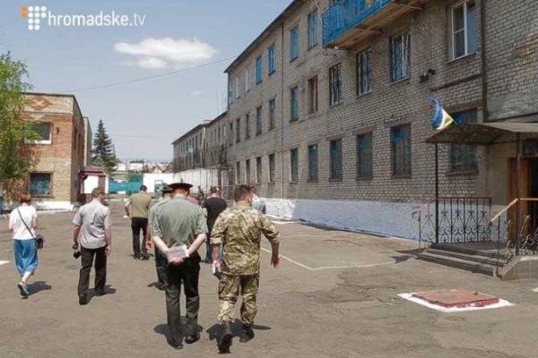 Жизнь за решеткой: Как живут зэки в зоне АТО Жизнь за решеткой: Как живут зэки в зоне АТО