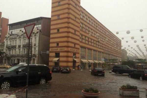 Жителям Днепропетровска впору покупать гондолы и байдарки