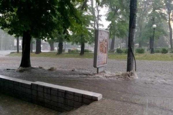 Жителям Днепропетровска впору покупать гондолы и байдарки