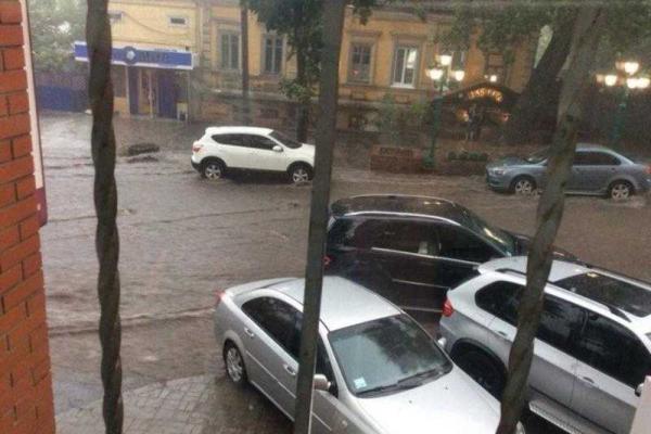 Жителям Днепропетровска впору покупать гондолы и байдарки