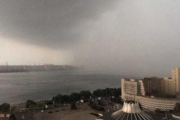 Жителям Днепропетровска впору покупать гондолы и байдарки