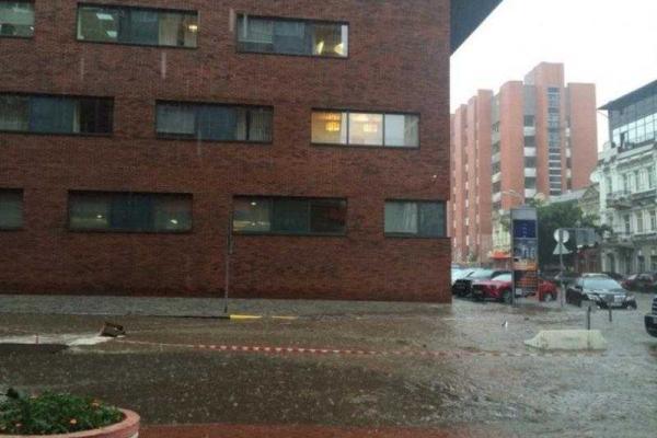Жителям Днепропетровска впору покупать гондолы и байдарки