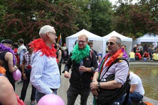 В центре Риги представители сексуальных меньшинствна провели гей-парад