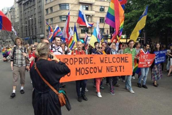В центре Риги представители сексуальных меньшинствна провели гей-парад