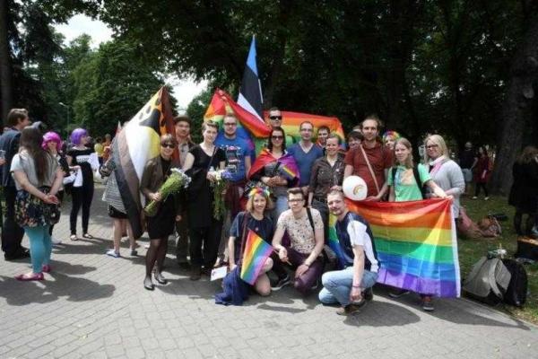 В центре Риги представители сексуальных меньшинствна провели гей-парад