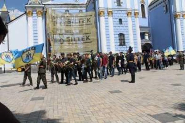 В Киеве в последний путь проводили "азовца", погибшего вблизи Мариуполя  В Киеве в последний путь проводили "азовца", погибшего вблизи Мариуполя