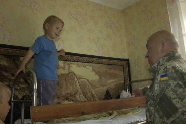 Многодетной семье с Луганщины вручили ключи от собственного жилья взамен разрушенного дома