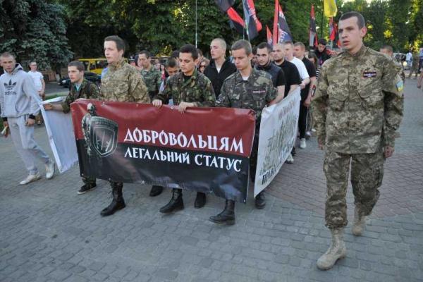 Суровым маршем прошли по улицам Львова представители "Правого сектора" Суровым маршем прошли по улицам Львова представители "Правого сектора"